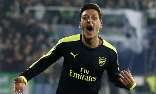 Ozil bị chê không đủ trình độ đá cho Chelsea Ozil vui mừng sau bàn thắng vào lưới Ludogrets. Ảnh: Reuters.