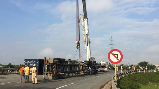 Xe container lật chổng vó trên cầu, cửa ngõ Sài Gòn tê liệt Hiện trường tai nạn.