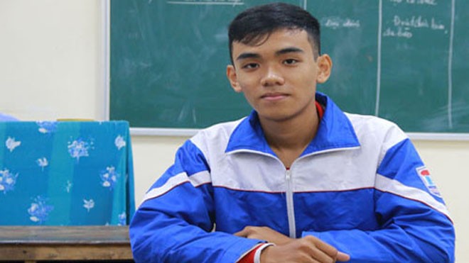 Nam sinh sáng chế máy làm sạch không khí và diệt khuẩn đa năng Tác giả của máy diệt khuẩn đa năng Phạm Xuân Huân. Ước mơ của em là trở thành kỹ sư để sáng chế nhiều sản phẩm có ích cho con người. Ảnh: Phương Vy.