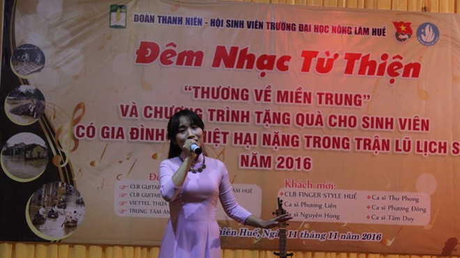 Ấm tình đêm nhạc “Thương về miền Trung” của sinh viên Huế Ca sĩ Phương Liên biểu diễn tại đêm nhạc từ thiện “ Thương về miền Trung”.