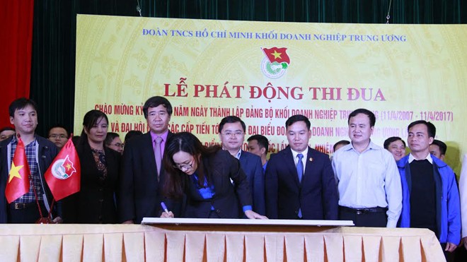Đặt mục tiêu 30 tỷ đồng cho các hoạt động an sinh xã hội Các đơn vị ký cam kết thi đua tại lễ phát động