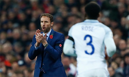 Gareth Southgate và thời mất giá của ghế HLV Southgate, từ một HLV dạng trung bình kém, đột nhiên trở thành lựa chọn sáng giá nhất cho ghế lái trưởng tuyển Anh, vì FA không còn lựa chọn nào khả dĩ hơn. Ảnh: Reuters.