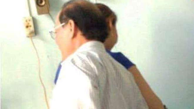 Khiển trách Phó Giám đốc Sở quàng tay vào đùi nữ tạp vụ Hình ảnh ông Tấn quàng tay vào người nữ tạp vụ được cắt ra từ clip.