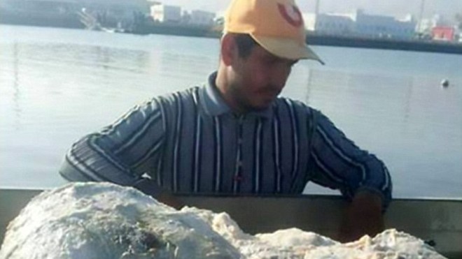 'Vớ bẫm' vì kéo lưới được tảng chất nôn cá voi giá 57 tỷ Khalid vớt được khối chất nôn cá voi nặng 60kg.