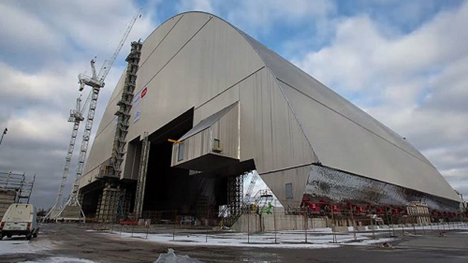 Nấm mồ thép 36.000 tấn trên nhà máy hạt nhân Chernobyl Lá chắn thép sẽ bao quanh nhà máy Chernobyl để ngăn rò rỉ phóng xạ. Ảnh: EBRD.