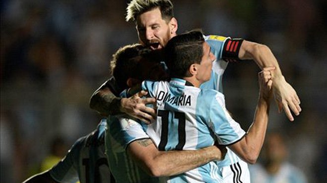 Messi lập siêu phẩm sút phạt, giải cứu Argentina Messi lập siêu phẩm sút phạt, giải cứu Argentina