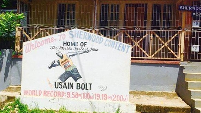 Usain Bolt: Trở thành huyền thoại từ khoai lang và thịt lợn Một bức tranh in hình Bolt mừng chiến thắng tại quê nhà Sherwood Content. Ảnh: BBC.