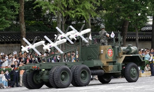 Hàn Quốc phát triển tên lửa tầm xa đối phó pháo binh Tên lửa Spike do Israel sản xuất xuất hiện trong cuộc duyệt binh ở Seoul kỷ niệm 65 năm thành lập các lực lượng vũ trang Hàn Quốc tháng 10/2013. Ảnh: AP.