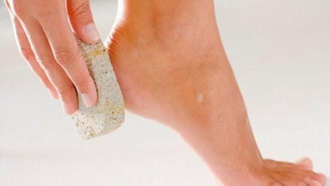 Mách bạn bài thuốc phòng ngừa và trị nứt gót chân mùa đông Mách bạn bài thuốc phòng ngừa và trị nứt gót chân mùa đông