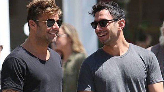Ricky Martin - nước mắt, nụ cười từ khoảnh khắc công khai đồng tính Ricky Martin (trái) và Jwan Yosef vừa tuyên bố đính hôn.