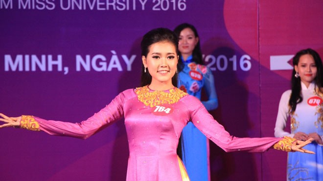 10 thí sinh phía Nam vào cuộc thi “Nữ sinh viên Việt Nam duyên dáng năm 2016” Tôn Hồng Hoa (SBD: 764, Đại học Văn Hiến) là thí sinh sẽ có mặt đêm chung kết.