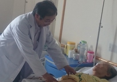 Cụ bà mang khối u 'khủng', nặng 1,2kg trong túi mật Bác sĩ thăm khám cho bệnh nhân Đ. sau ca mổ.