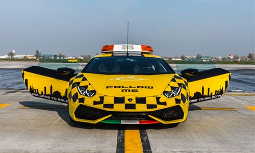 Lamborghini Huracan làm xe dẫn máy bay Lamborghini Huracan "Follow Me".