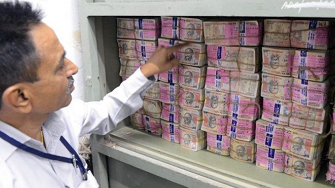 Ấn Độ sẽ làm gì với 23 tỷ tờ tiền thải loại? Những chồng tiền 1.000 rupee của Ấn Độ trong ngân hàng. Ảnh: AFP
