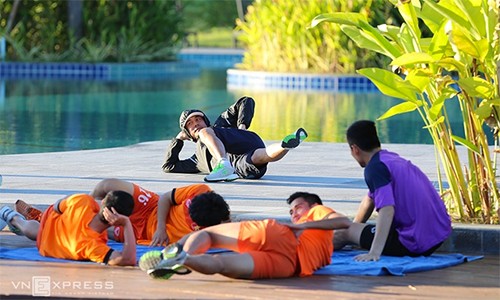 Tuyển Việt Nam đổi kế hoạch, về TP HCM chờ đá bán kết AFF Cup HLV Hữu Thắng lo các tuyển thủ sẽ bị ốm khi gặp cái lạnh đột ngột ở Hà Nội sau một thời gian dài quen với nắng nóng ở Sài Gòn và Myanmar. Ảnh: Đức Đồng.