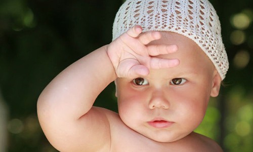 Không nên chủ quan khi trẻ đổ mồ hôi nhiều vào mùa đông Một số em bé có thể sẽ đổ mồ hôi nhiều hơn so với những người khác. Ảnh minh họa.