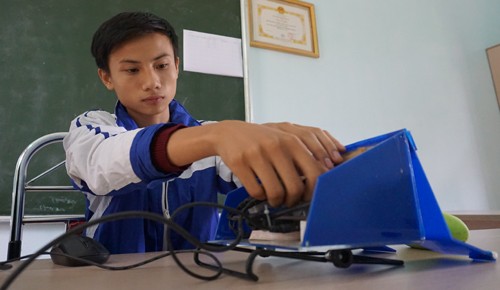 Nam sinh sáng chế máy chống ngủ gật cho các tài xế Chủ nhân sáng chế Nguyễn Ngọc Đức bên công trình sáng tạo đầu tay của bản thân. Ảnh: Lê Hoàng.