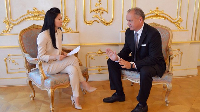 Cô gái Việt làm việc cho tờ báo đắt giá của Mỹ Lan Anh phỏng vấn Tổng thống Slovakia Andrej Kiska. Ảnh: NVCC