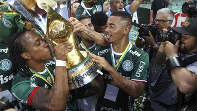 Nhiều CLB cử cầu thủ sang thi đấu giúp Chapecoenso Palmeiras mới lên ngôi vô địch Brazil sau 22 năm chờ đợi. Ảnh: Reuters