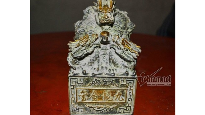 Đào đất trong rừng phát hiện vật lạ nghi ấn tín vua chúa Mặt trước cổ vật ghi dòng chữ Hán tạm dịch là “Cửu Long Kim Tỷ”