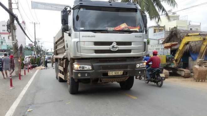Va chạm với xe ben, thanh niên bị cán tử vong Hiện trường tai nạn.