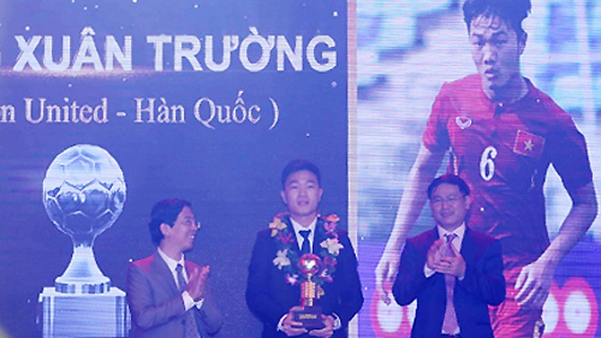 Xuân Trường trích giải thưởng làm từ thiện Xuân Trường giành giải thưởng cá nhân cao quý đầu tiên trong sự nghiệp thi đấu. Ảnh: Đức Đồng.