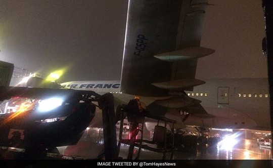 Hai máy bay đâm nhau tại đường băng Máy bay PIA đâm máy bay Air France tại đường băng. Ảnh: TWITTER