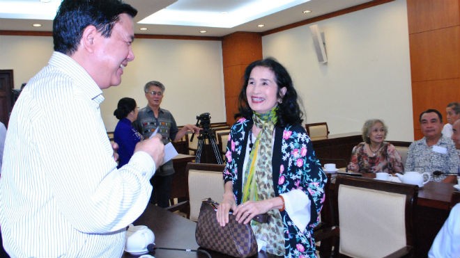 Bí thư Thăng từng bị bố đánh đòn vì làm rách hình cô Trà Giang Bí thư Thành ủy TP.HCM Đinh La Thăng trò chuyện với NSND Trà Giang tại buổi lãnh đạo thành phố gặp gỡ văn nghệ sĩ chiều 5-1