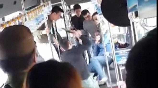 Đánh nhau náo loạn trên xe buýt ở Hà Nội Nhóm người dùng hung khí đánh người trên xe buýt