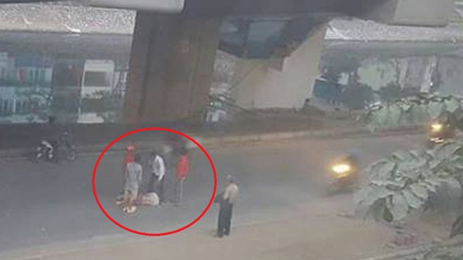 Người đàn ông nghi rơi từ nhà ga đường sắt trên cao Người đàn ông rơi từ nhà ga đường sắt trên cao xuống nền đường trong sáng nay (6/1). - Ảnh: Nguyen Hong Hai