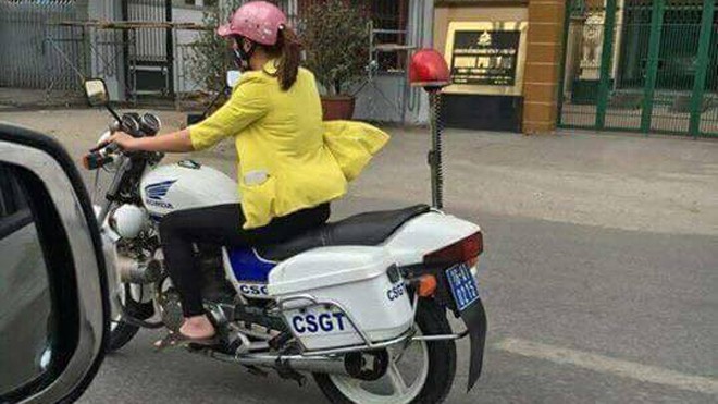 Xác minh hình ảnh một phụ nữ mặc thường phục lái xe đặc chủng Hình ảnh người phụ nữ mặc thường phục đi xe đặc chủng nhanh chóng lan truyền trên mạng (ảnh Feabook)