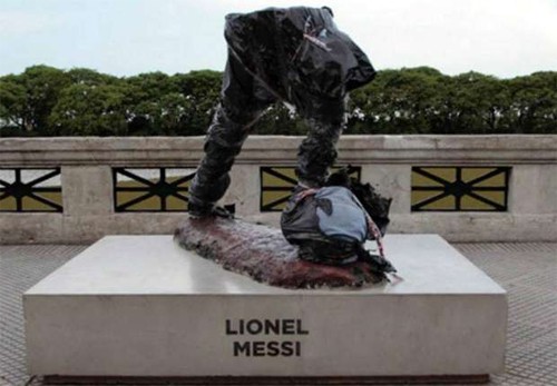 Tượng Messi ở Argentina bị cắt mất nửa trên Bức tượng đồng mang hình Messi chỉ còn nửa dưới.