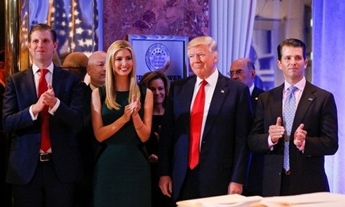 Donald Trump từ chối thương vụ 2 tỷ USD ở Dubai Trump và các con tại buổi họp báo hôm qua. Ảnh: Reuters