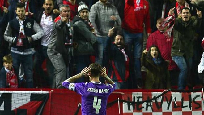 CĐV Sevilla ném chai, sỉ nhục Ramos sau quả phạt đền kiểu Panenka CĐV Sevilla ném chai, sỉ nhục Ramos sau quả phạt đền kiểu Panenka