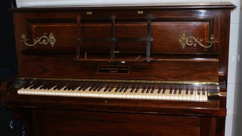 Phát hiện kho vàng giấu trong piano hơn 100 năm Số vàng được cho là đã nằm trong chiếc piano hơn 100 năm. Ảnh: BBC