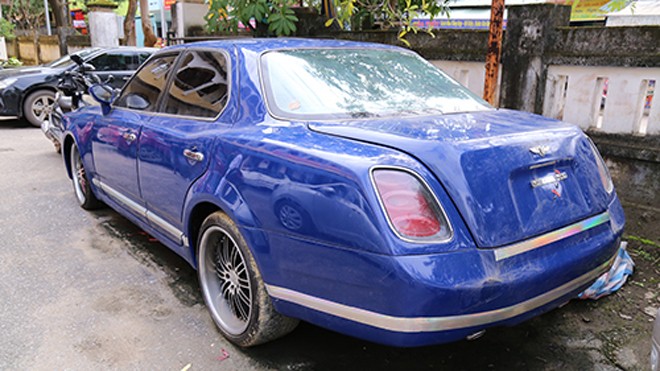 Xe Bentley vô chủ được đấu giá 1,6 tỷ đồng Chiếc siêu xe Bentley được bán với giá 1,61 tỷ đồng. Ảnh: Hoàng Táo.