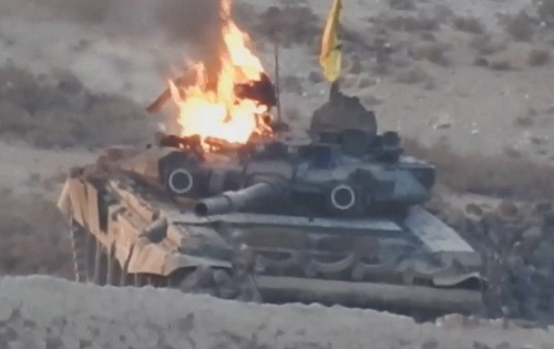 Chiếc tăng T-90 đầu tiên bị IS bắn cháy ở Syria Chiếc xe tăng T-90 bốc cháy. Ảnh: Livejournal.