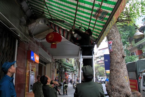 Cận cảnh Hà Nội ra quân dẹp loạn vỉa hè Cận cảnh Hà Nội ra quân dẹp loạn vỉa hè