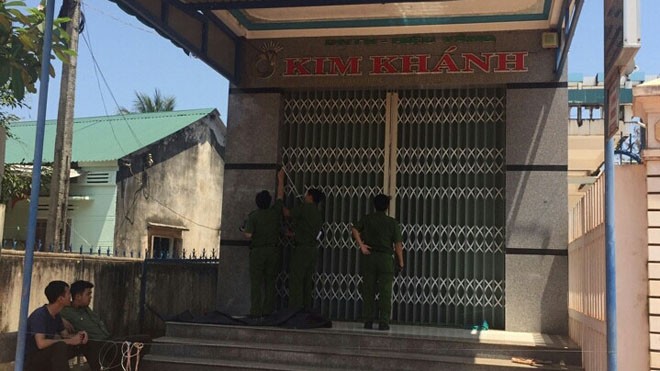 Đục cửa tiệm kim hoàn, trộm hơn 100 lượng vàng Cơ quan công an đang khám nghiệm hiện trường