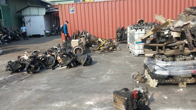 Phát hiện 3 container chứa động cơ ô tô nhập lậu Ba container chứa hàng cấm nhập bị phát hiện.