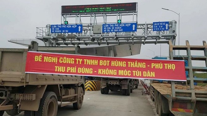 100 ô tô 'bịt' đường phản đối trạm thu phí QL32 Các chủ phương tiện căng băng rôn phản ứng thu phi tại trạm BOT Tam Nông