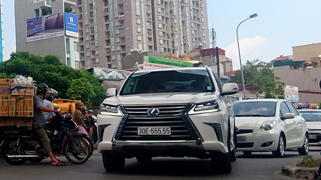 Tận thấy những biển số ô tô siêu đẹp trên đường phố Hà thành Lexus LX 570 năm 2016 có giá 6,5 tỷ đồng với biển số ngũ quý 5.