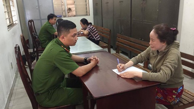Bảo mẫu đánh đập trẻ dã man: Sở GD-ĐT yêu cầu chuyển trường cho trẻ Công an đang lấy lời khai của hai bảo mẫu nghi hành hạ trẻ.