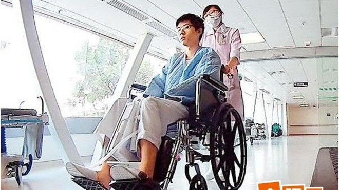 Con trai Chân Tử Đan: 'Tôi không bao giờ nhận người đàn ông đó là cha' Khi con trai bị bệnh nặng phải mổ gấp, Chân Tử Đan đã không có mặt. Ảnh: Wehefei.