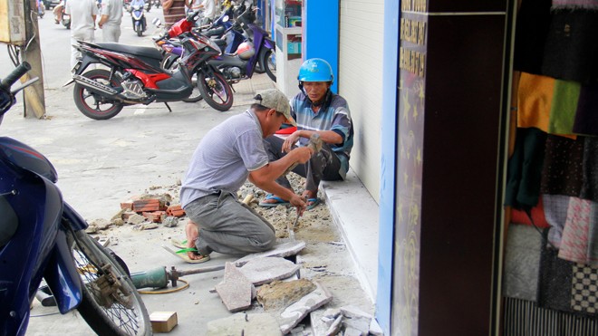 Người dân Đà Nẵng chủ động trả lại vỉa hè Các hộ kinh doanh ở đường Hùng Vương (quận Hải Châu) chủ động phá dỡ dốc, bậc thềm.