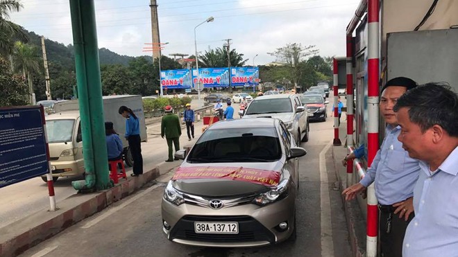 Vì sao người dân tiếp tục mang ô tô 'chặn' cầu Bến Thủy? Vì sao người dân tiếp tục mang ô tô 'chặn' cầu Bến Thủy?