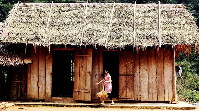 Những cô giáo chặn đường, “lùa” học sinh đến lớp Căn nhà công vụ đơn sơ dựng bằng cột tre, ván gỗ đã xuống cấp, gió lùa tứ phía, mái cọ dột nát giữa bạt ngàn gió núi vây quanh