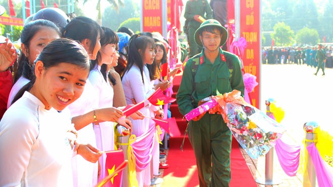 Đắk Lắk: Khởi tố nam thanh niên trốn tránh nghĩa vụ quân sự Tân binh Đắk Lắk lên đường nhập ngũ. Ảnh minh họa