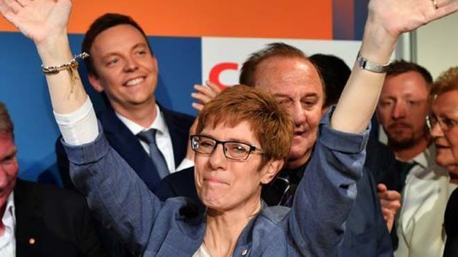 Chiến thắng bất ngờ của đảng bà Merkel trong các cuộc bầu cử tại Đức Các thành viên đảng Dân chủ Thiên Chúa giáo ăn mừng chiến thắng ngày 26/3. ( Ảnh: Getty Image)
