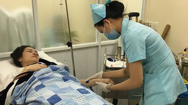 Nhật Kim Anh bị tai nạn xe hơi khi đi diễn ở Bến Tre Nhật Kim Anh bị tai nạn xe hơi khi đi diễn ở Bến Tre